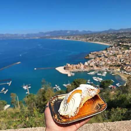 Un Girasole Sul Mare - & *