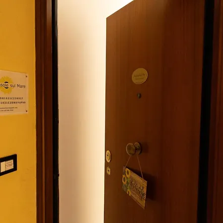 Un Girasole Sul Mare - & *