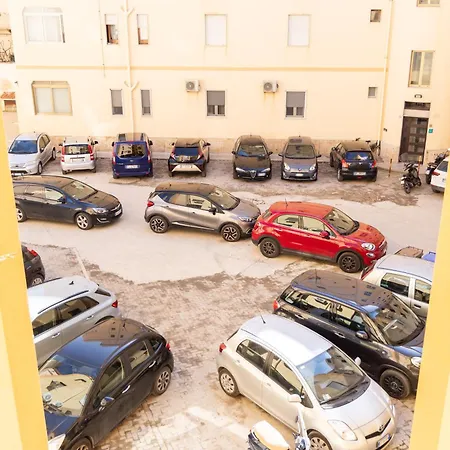 Un Girasole Sul Mare - & *